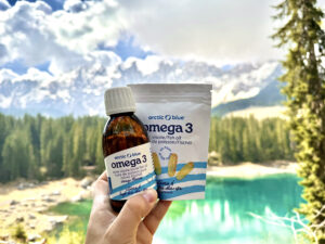 Img_1619 3 Arctic blue visolie vloeibaar en tabletten met een meer en een bos op de achtergrond